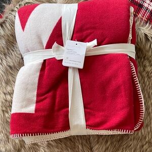 NWT Pottery Barn “MERRY” JACQUARD Red and White Holiday Throw w/Sherpa back
